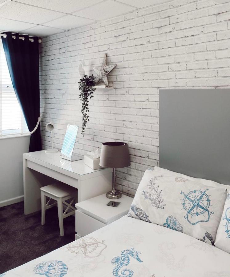 By The Seaside Bed & Breakfast แบล็คพูล ภายนอก รูปภาพ