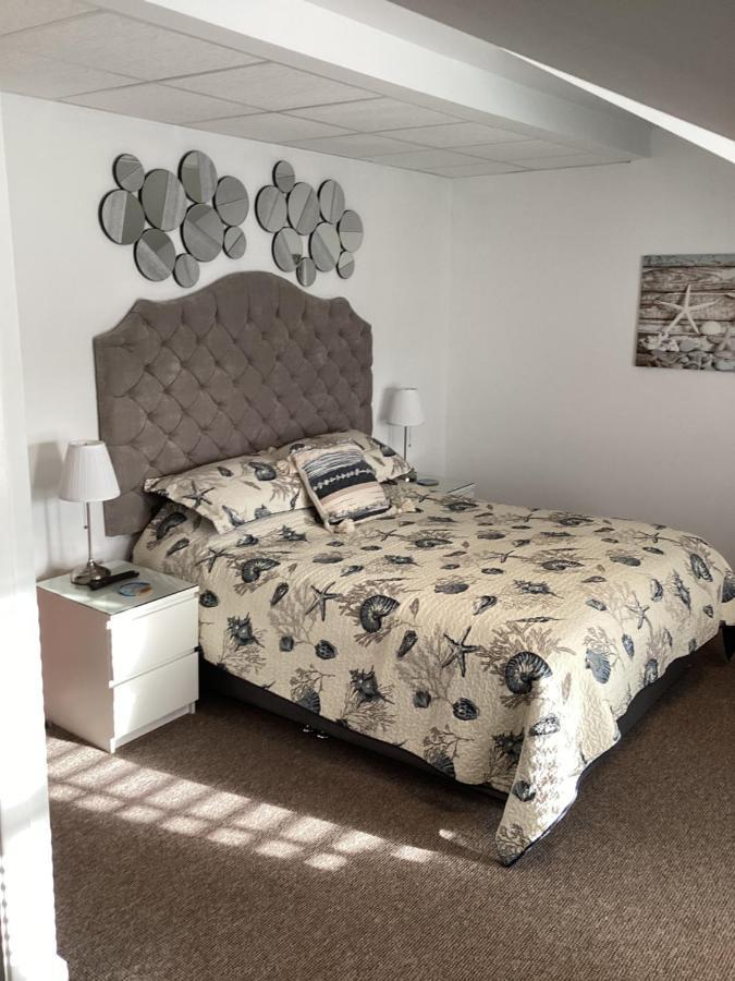 By The Seaside Bed & Breakfast แบล็คพูล ภายนอก รูปภาพ