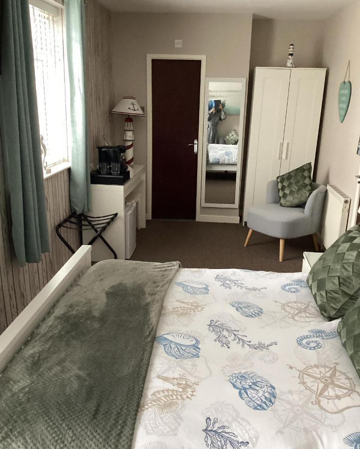By The Seaside Bed & Breakfast แบล็คพูล ภายนอก รูปภาพ