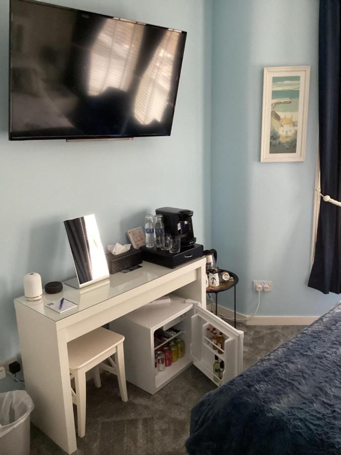 By The Seaside Bed & Breakfast แบล็คพูล ภายนอก รูปภาพ
