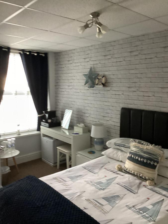 By The Seaside Bed & Breakfast แบล็คพูล ภายนอก รูปภาพ